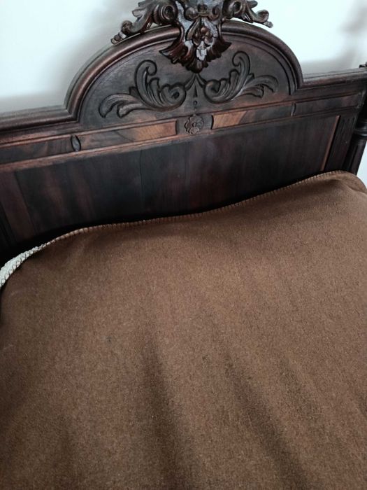 Cama de solteiro antiga