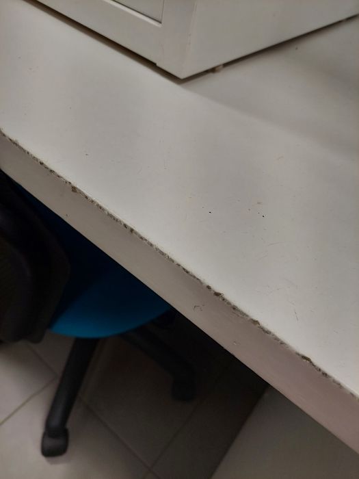 Oddam za darmo dwa biurka i krzeselko