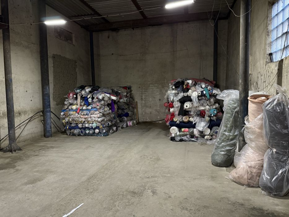 Розпродаж тканини у рулонах