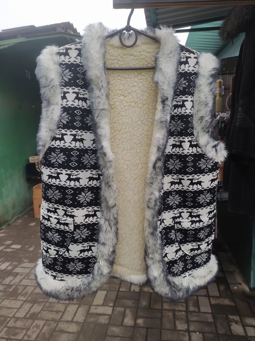 Тепла зручна жилетка