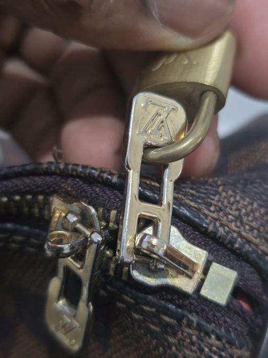 olsa Louis Vuitton Speedy (padrão Damier Ebene, conforme a imagem)