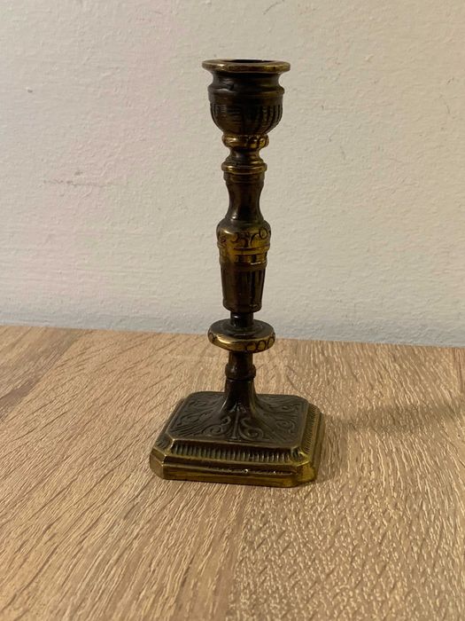 antyk świecznik z brązu zdobiony