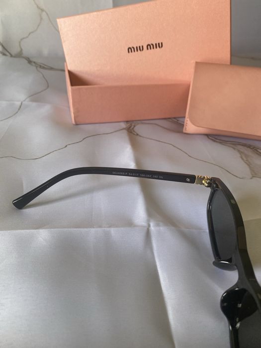 Óculos de sol pretos da MiuMiu