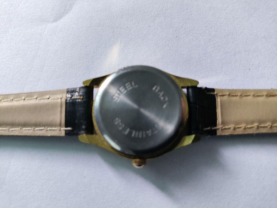 Часы наручные кварцевые женские,договорная.