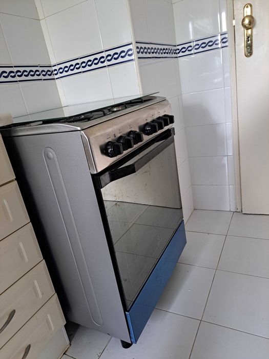 Fogão misto INDESIT I6TMH2AF X (59 L), em excelente estado