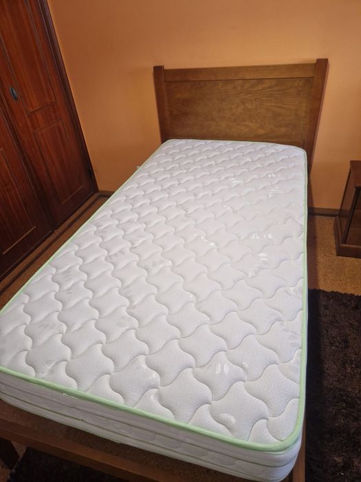 Duas camas individuais e uma mesa de cabeceira