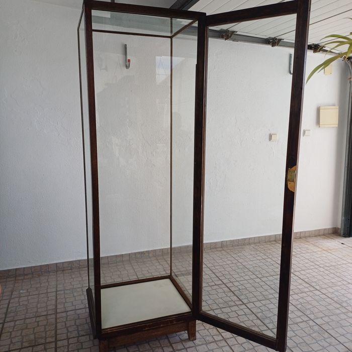 Vitrine antiga!! Toda em vidro e madeira!muito  elegante,espaçosaTem cerca de 55 anos.