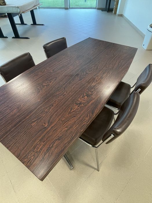 Mesa de reuniões com cafeiras Handy