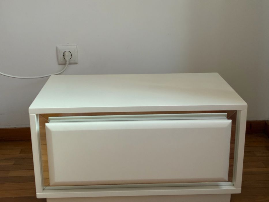Cómoda e mesa de cabeceira em madeira maciça lacada a branco