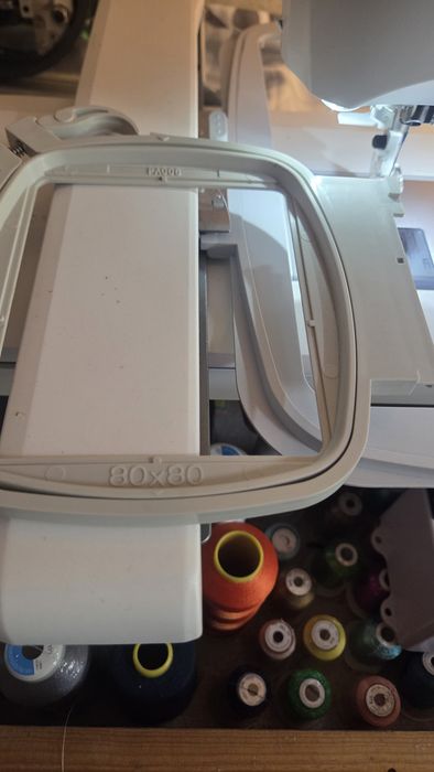 Máquina de Bordar Singer EM9305 (Como Nova) + Extras