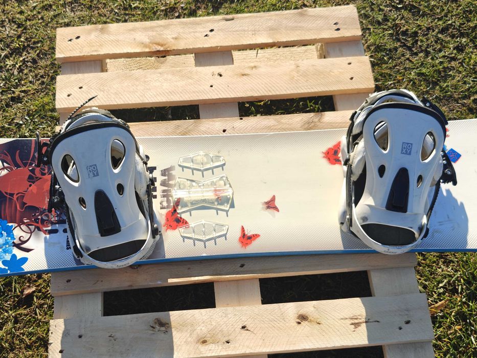 Atom Wild Butterffly 142 + wiązania Roxy - deska snowboardowa