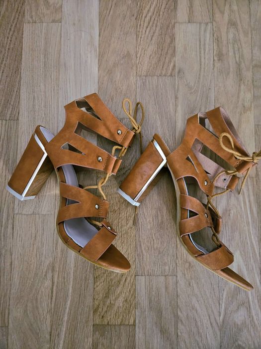 Sandały na słupku wiązane r. 37