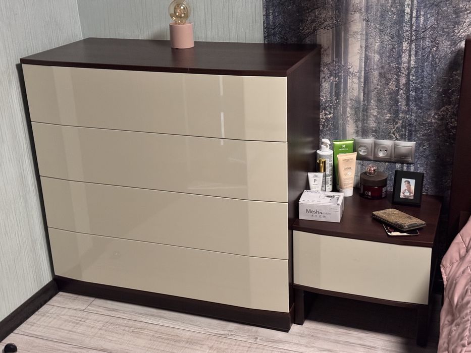 Продам комплект меблів для спальні з саимовивозом