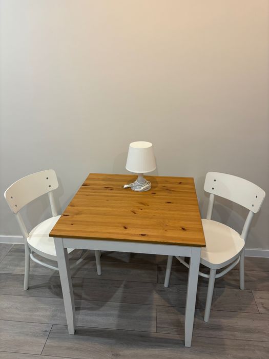 Drewniany stół z krzesłami w komplecie