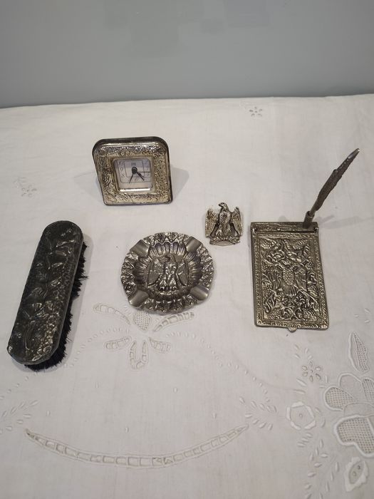 Artigos metálicos variados.