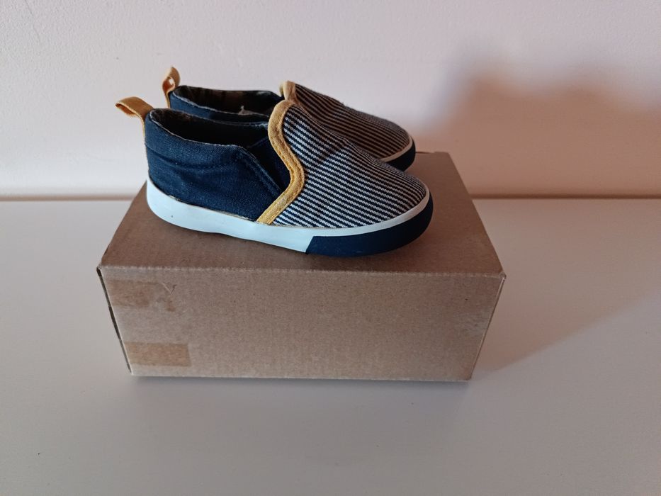 Sapatos OTS tamanho 22