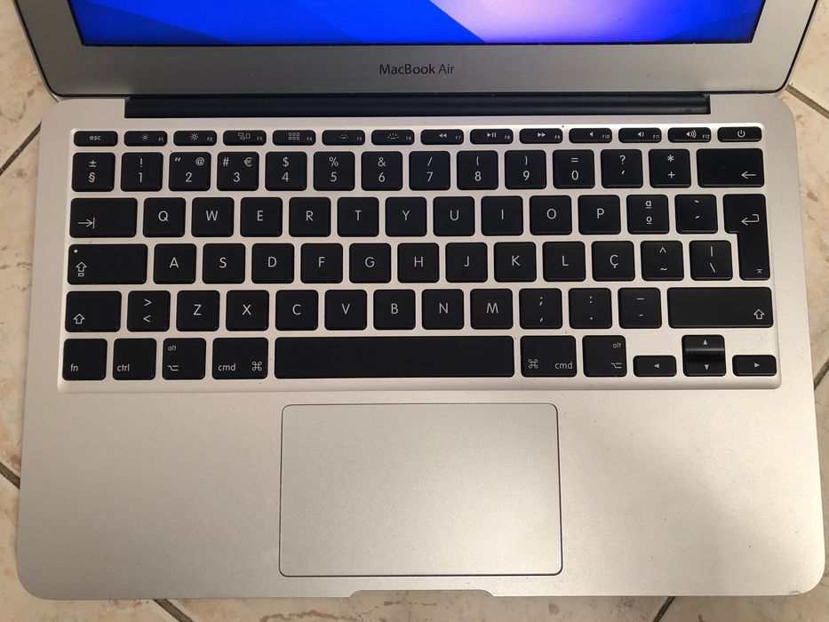 MacBook Air Ecrã de 11,6", Intel Core i5 Mac OS Monterey - 250GB disco