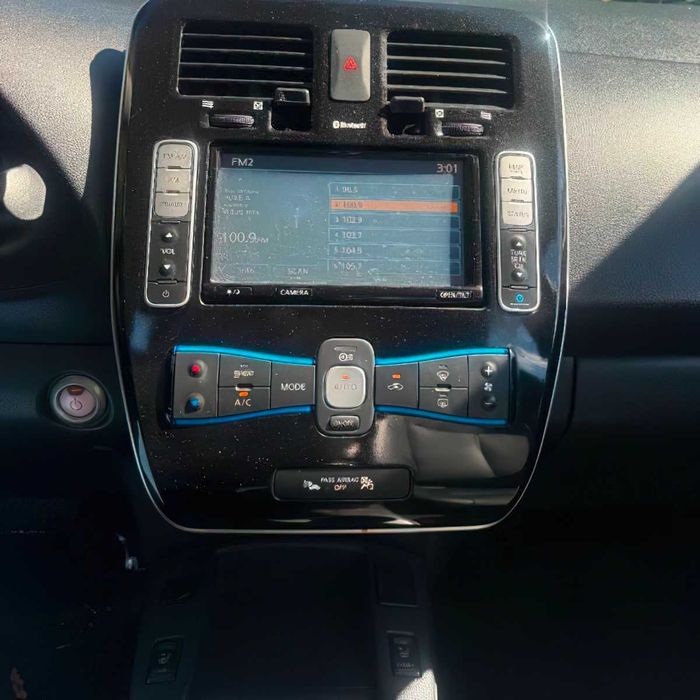 Nissan LEAF SV      2015