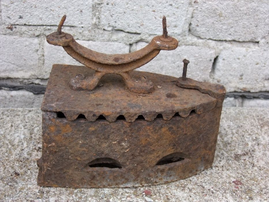 Stare mosiężne żelazko na duszę