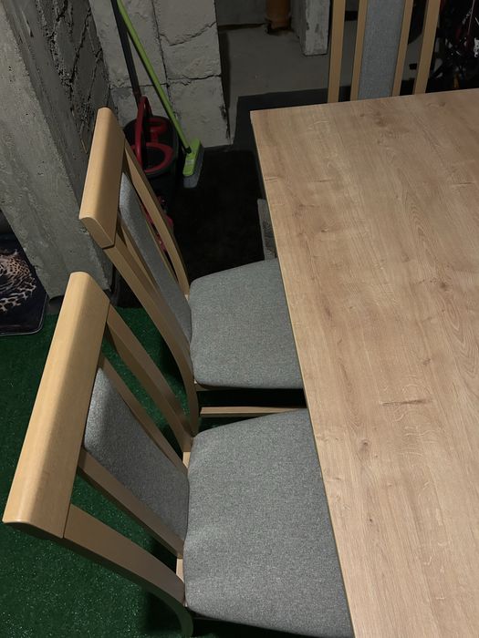 nowy stól z krzesłami