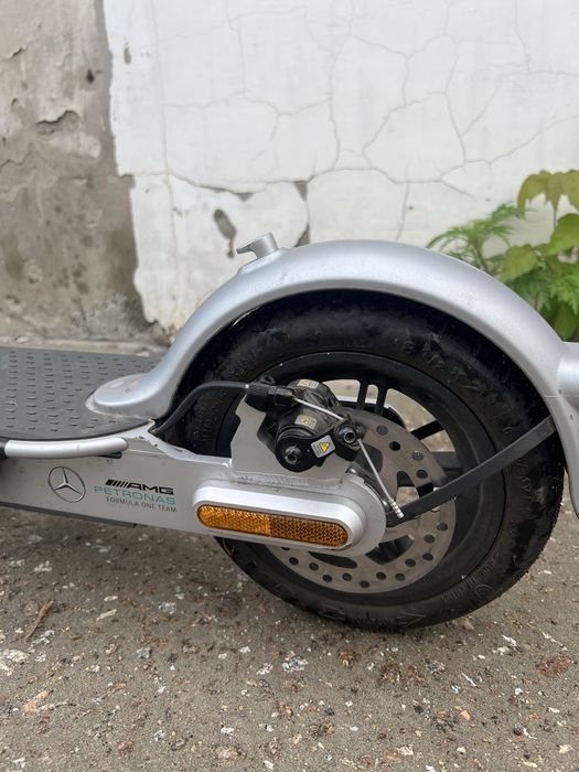 Продам Xiaomi Mi Electric Scooter Mercedes-AMG Petronas F1