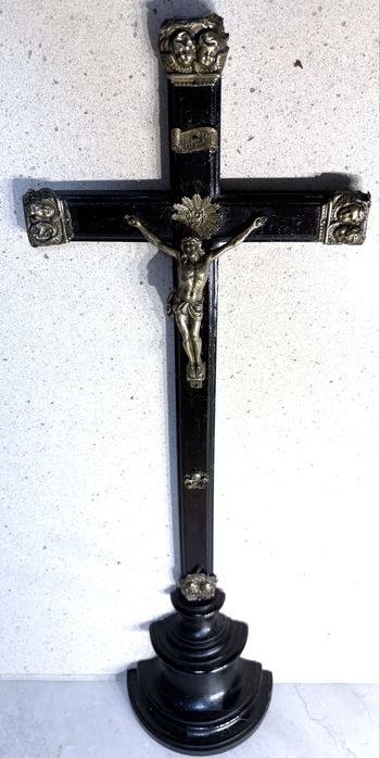 Antigo crucifixo em Pau Santo com Cristo e adornos Memento Mori e Cherubins em latão - Sec. XIX