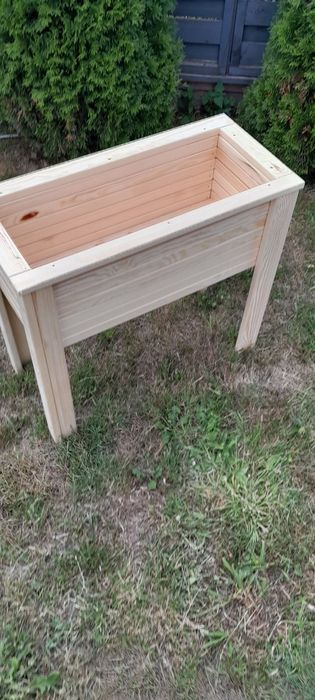 Doniczka drewniana na nogach