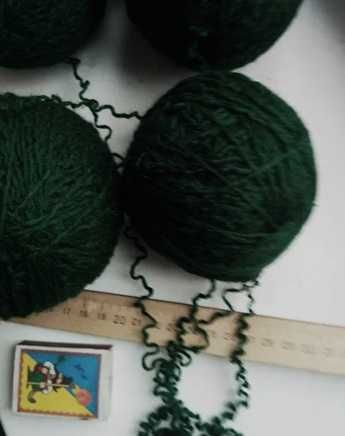 Пряжа нитки ШЕРСТЬ красивый темный зеленый цвет вес 450 гр.