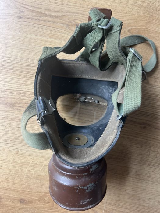 Maska przeciwgazowa z wycieraczka i filtrem