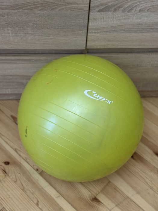 Мяч гімнастичний в наьорі є насос