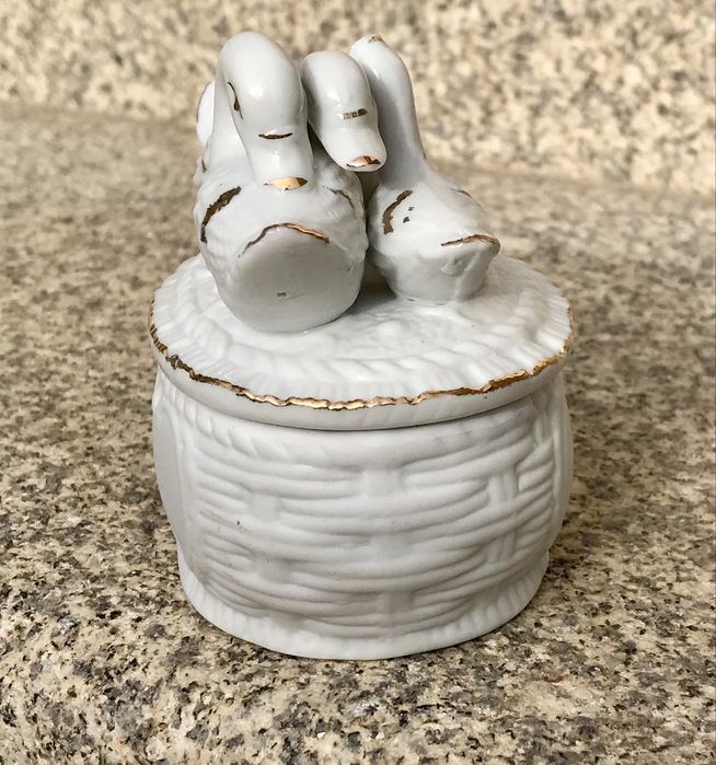 Pequena caixa de porcelana chinesa com cisnes