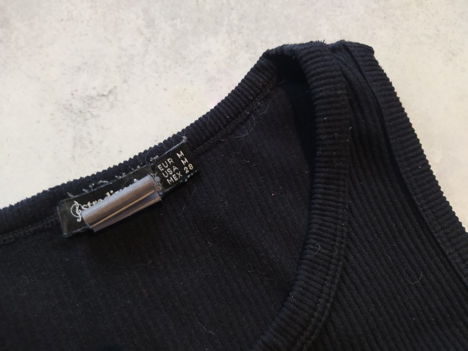 Czarny prążkowany crop top Stradivarius r. M