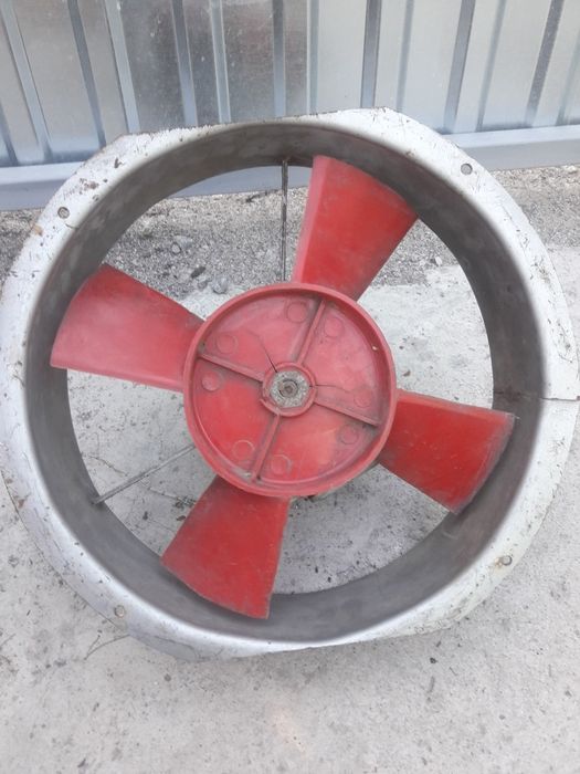 Продам витяжку с мотором,на 220/380в