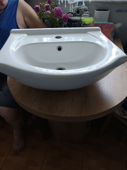 Umywalka ceramiczna biała.