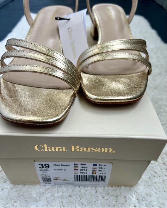 Босоніжки в золотому кольорі , Clara Barson