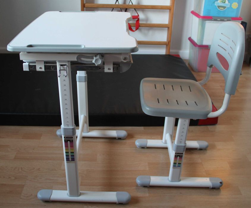 Regulowane biurko z krzesełkiem dla dziecka