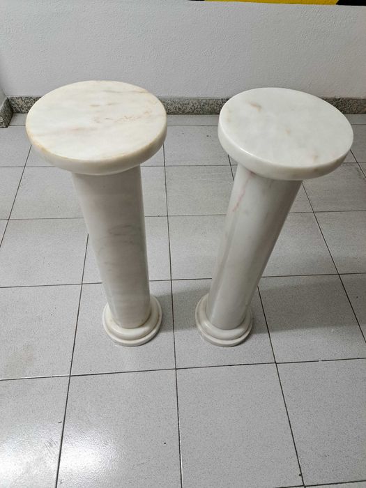 Colunas em mármore branco