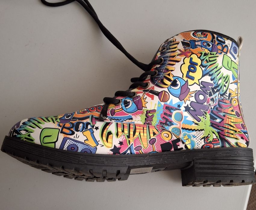 Botim com imagens e frases tipo"LOL" e "wow" .