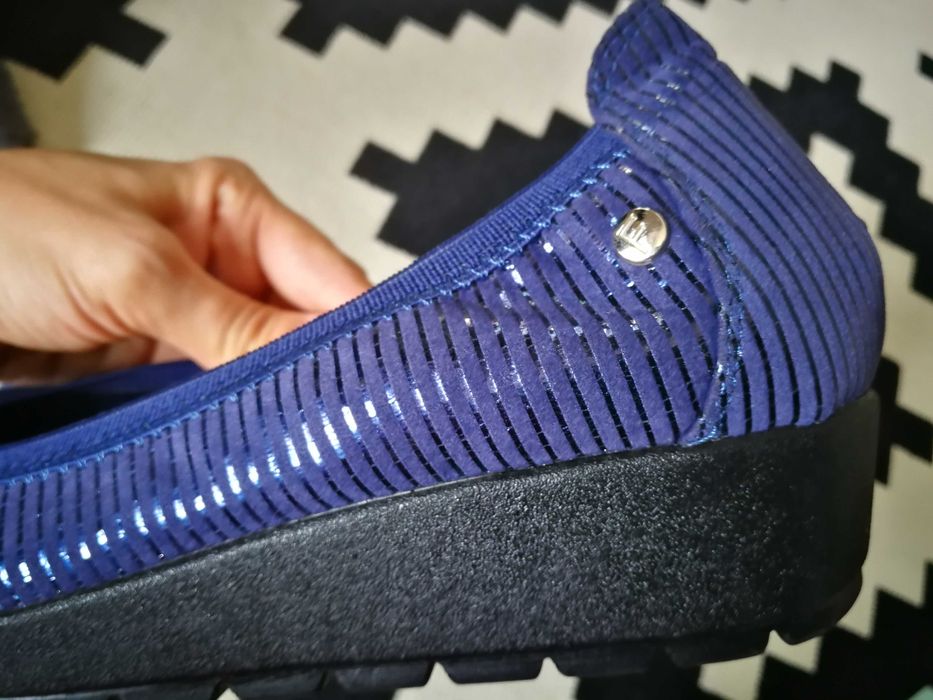 Nowe baleriny Flippo, granatowe z połyskiem, r. 38