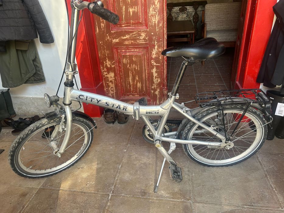 Vende-se bicicleta dobrável da marca City Star. A bicicleta está em bom estado, mas precisa de uma boa limpeza. Está em condições de circular