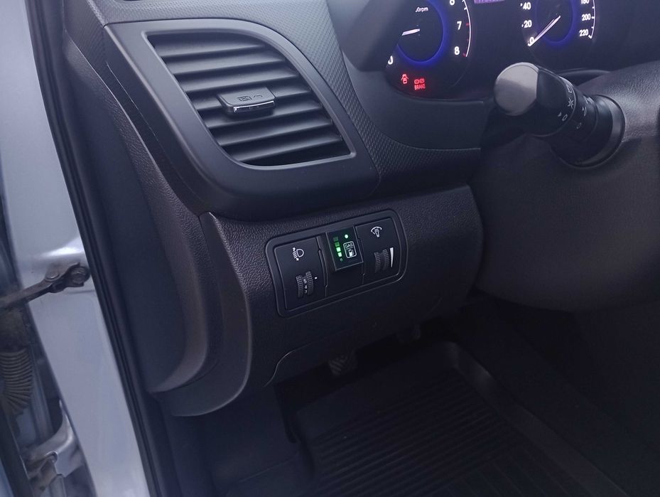 Отличный HYUNDAI Accent 1.4 газ/бензин 2012 года