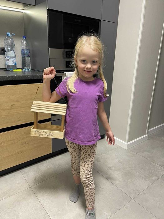 Дерев'яна невеличка годівниця для птахів