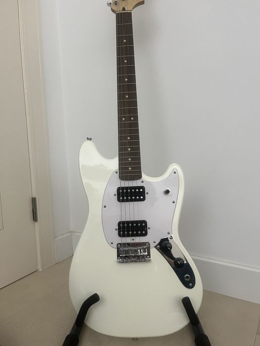 Guitarra Elétrica Mustang Fender Squier + suporte — Excelente Estado