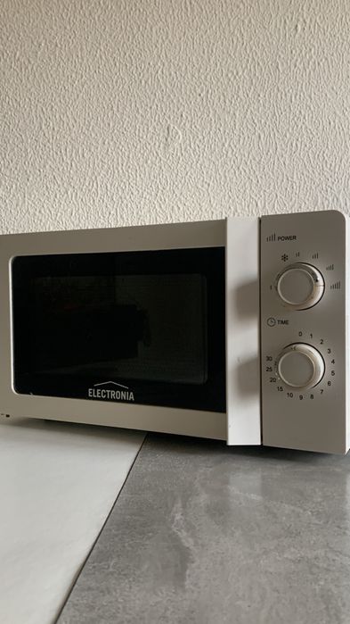 Microondas  a funcionar com  algum uso