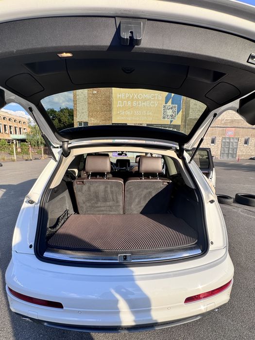 Позашляховик Audi Q7