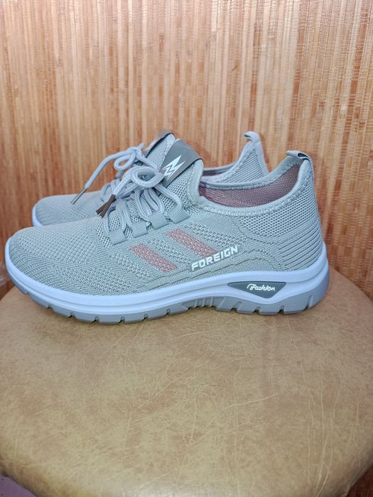 Кросівки 37р, нові, жіночі.