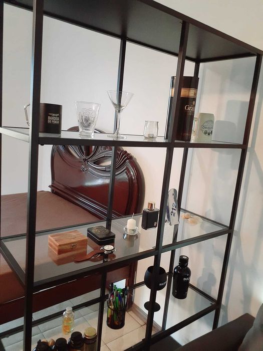 Estante de ferro e vidro.