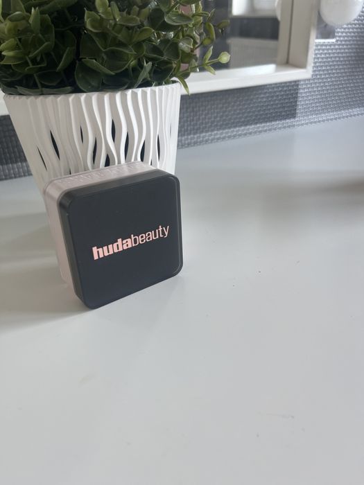 Huda beauty puder - cherry blossom cake