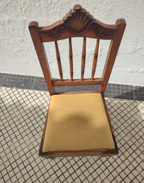Cadeira de madeira para restauro