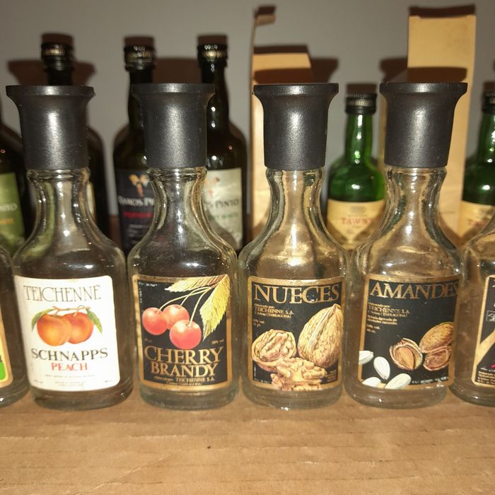 Miniaturas de garrafas vazias